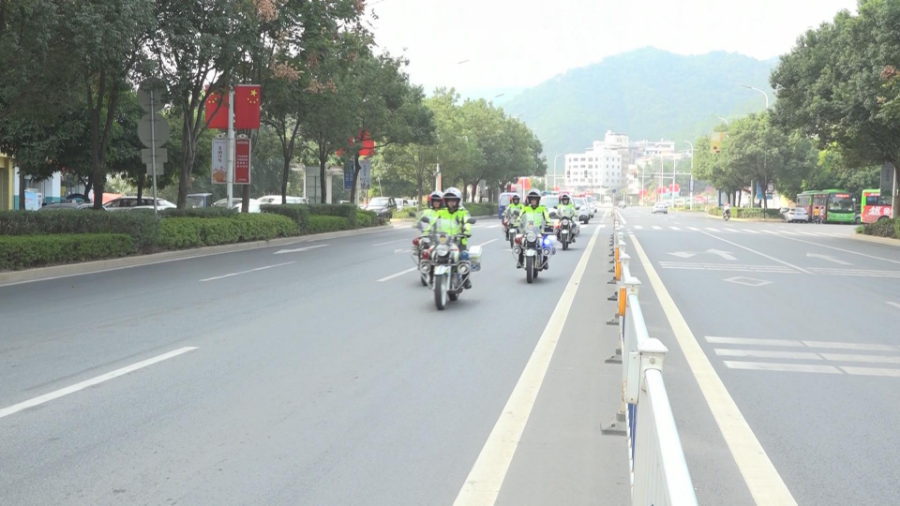 節日我在崗  交警值守保暢通6.jpg