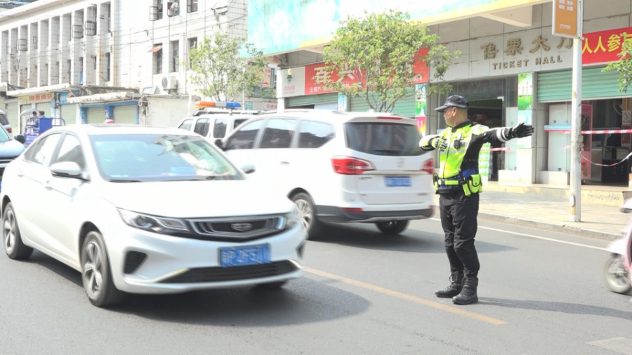 節日我在崗  交警值守保暢通2.jpg