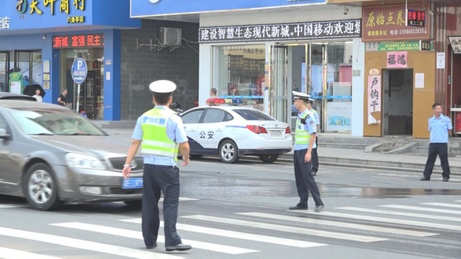 節日我在崗  交警值守保暢通1.jpg